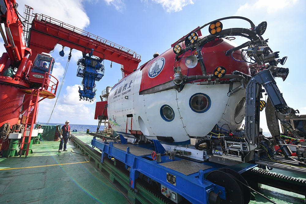 这是在“探索一号”科考船上拍摄的“深海勇士”号载人潜水器，该潜水器用于水下考古数据采集（5月26日摄）。新华社记者 蒲晓旭 摄