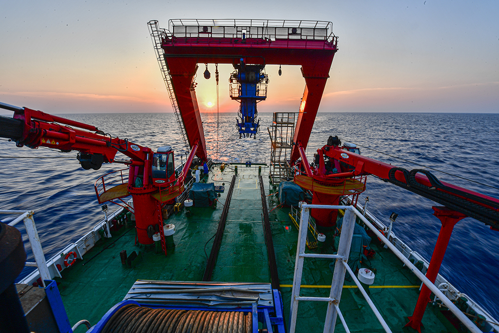 “探索一号”科考船行驶在南海西北陆坡一号、二号沉船遗址海域（5月24日摄）。新华社记者 蒲晓旭 摄