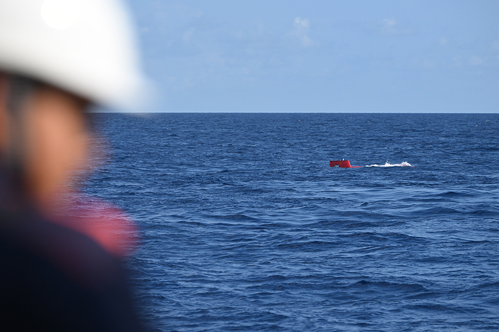 “深海勇士”号载人潜水器即将下潜开始当日的水下调查（5月27日摄）。新华社记者 蒲晓旭 摄