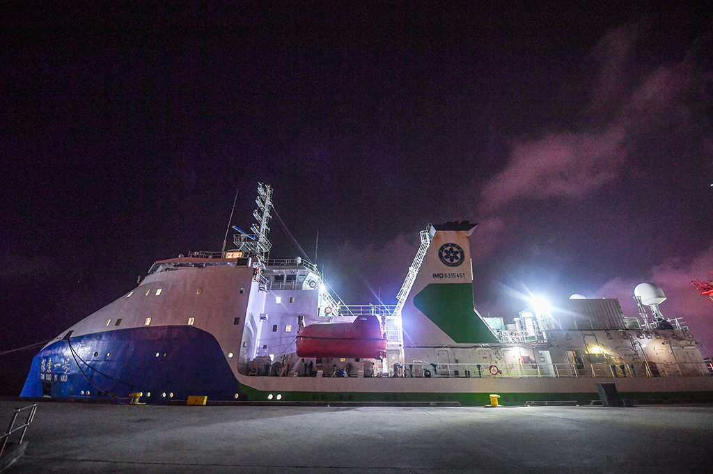 这是在海南三亚拍摄的“探索一号”科考船（5月22日摄）。新华社记者 蒲晓旭 摄