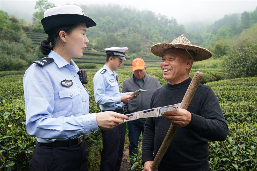 福建：武夷山高速交警道路交通安全宣传···