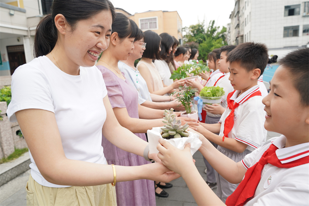 福建武夷山：小学生给老师送绿色植物