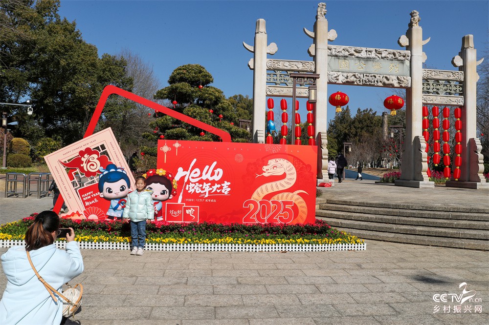 福建：武夷山万盏灯笼高高挂 红红火火···
