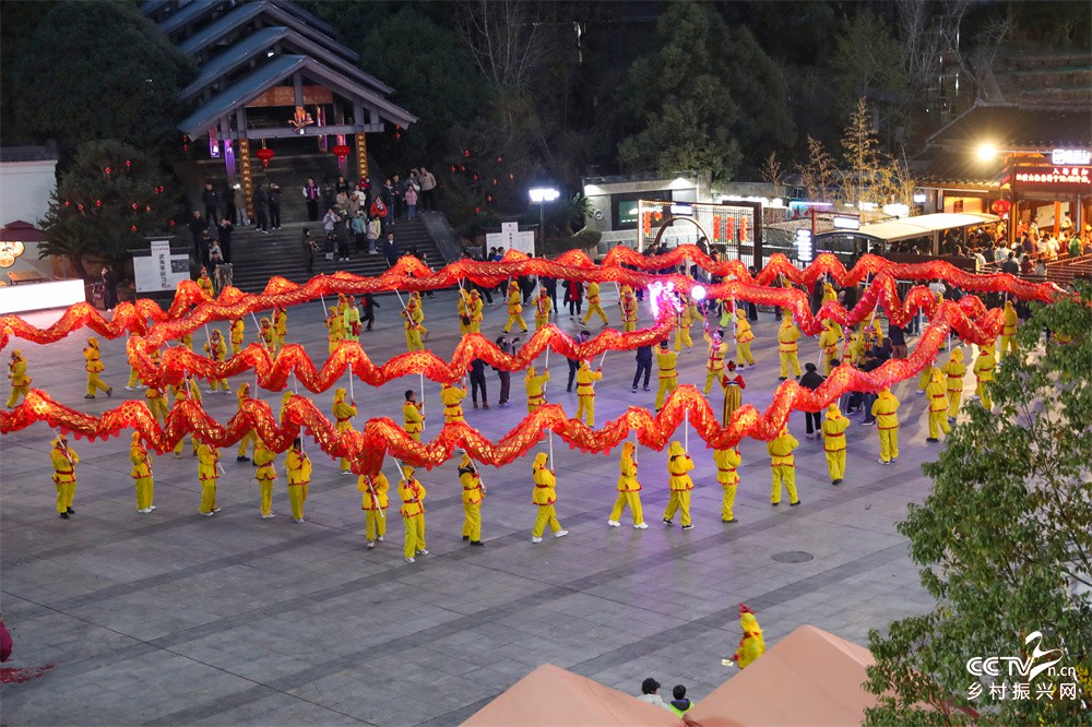 福建武夷山：舞起百米长龙迎立春