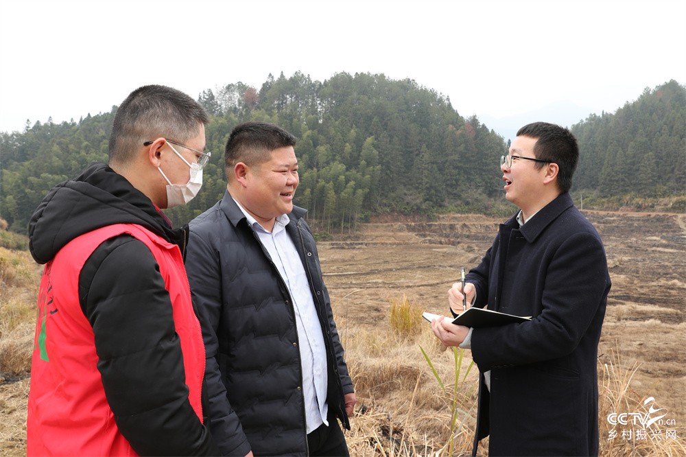 福建武夷山：送支农贷款进村入户