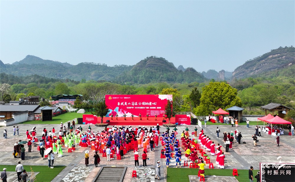 福建武夷山：举办全国妇女广场舞邀请赛