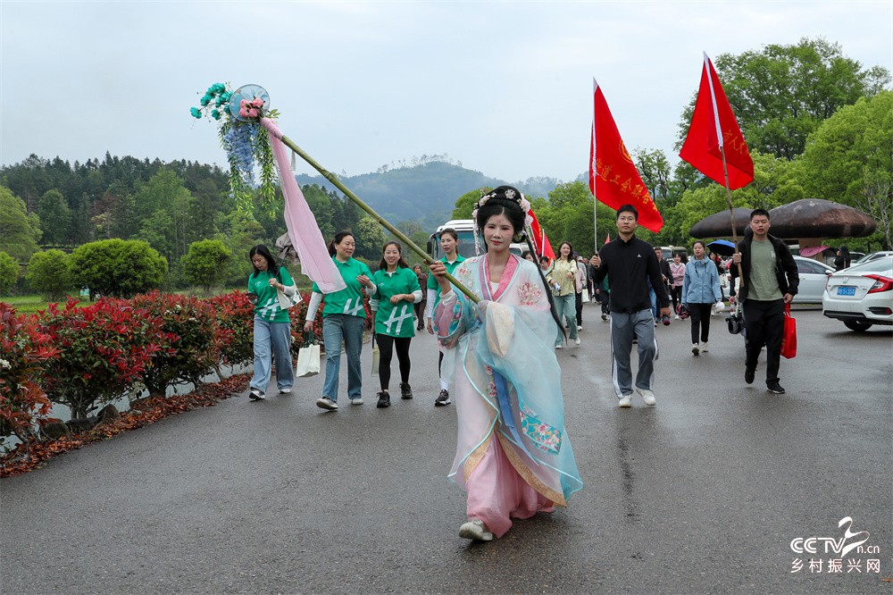 福建武夷山：举办“百年工运谱新章 九···