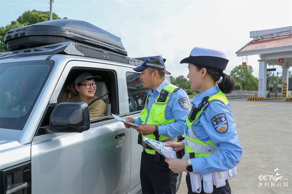 福建武夷山：公安交警开展保障游客畅享···
