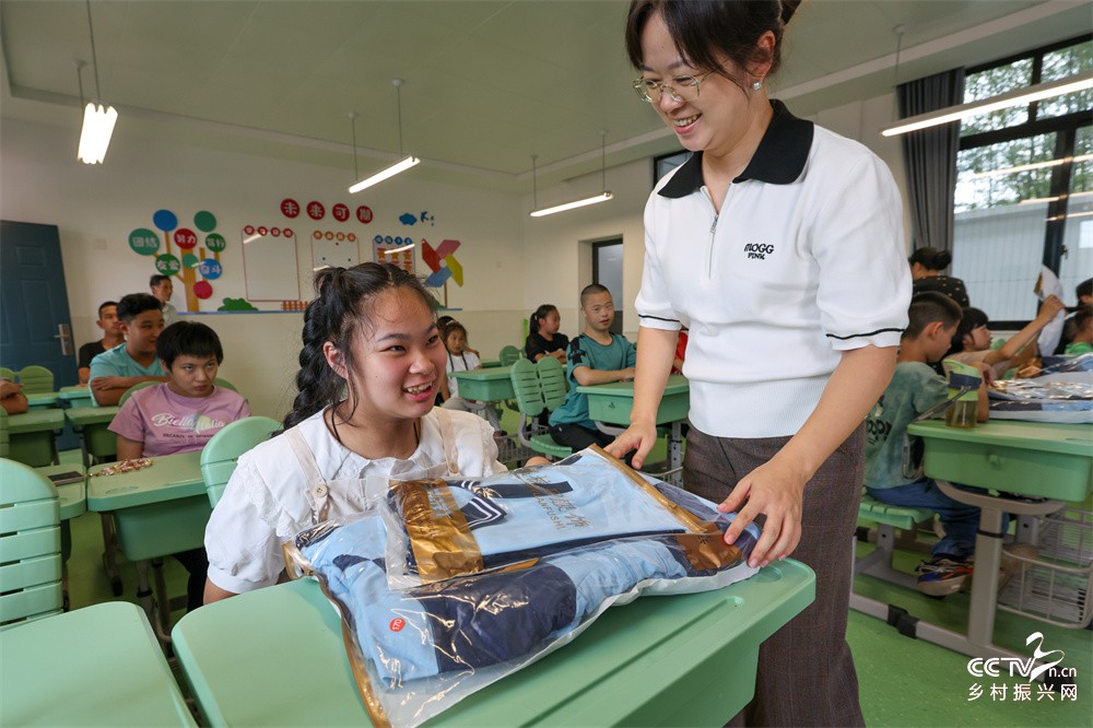 福建八闽大数据集团向武夷山特教学校学···