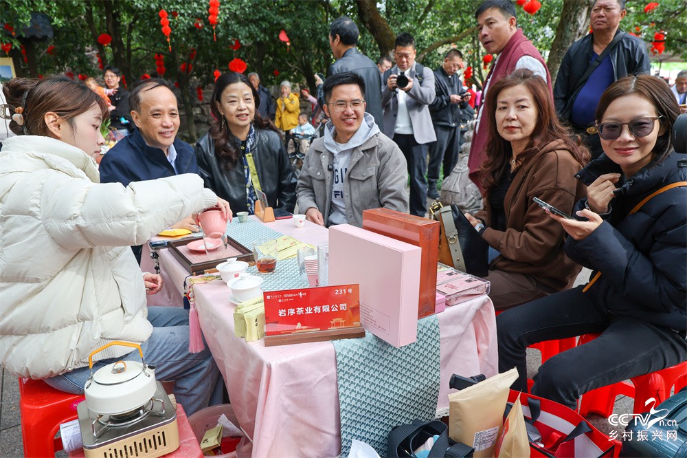 福建武夷山：百家茶席迎嘉宾