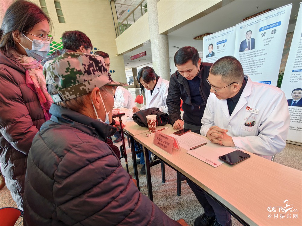 福建省肿瘤医院多学科专家到武夷山开展···