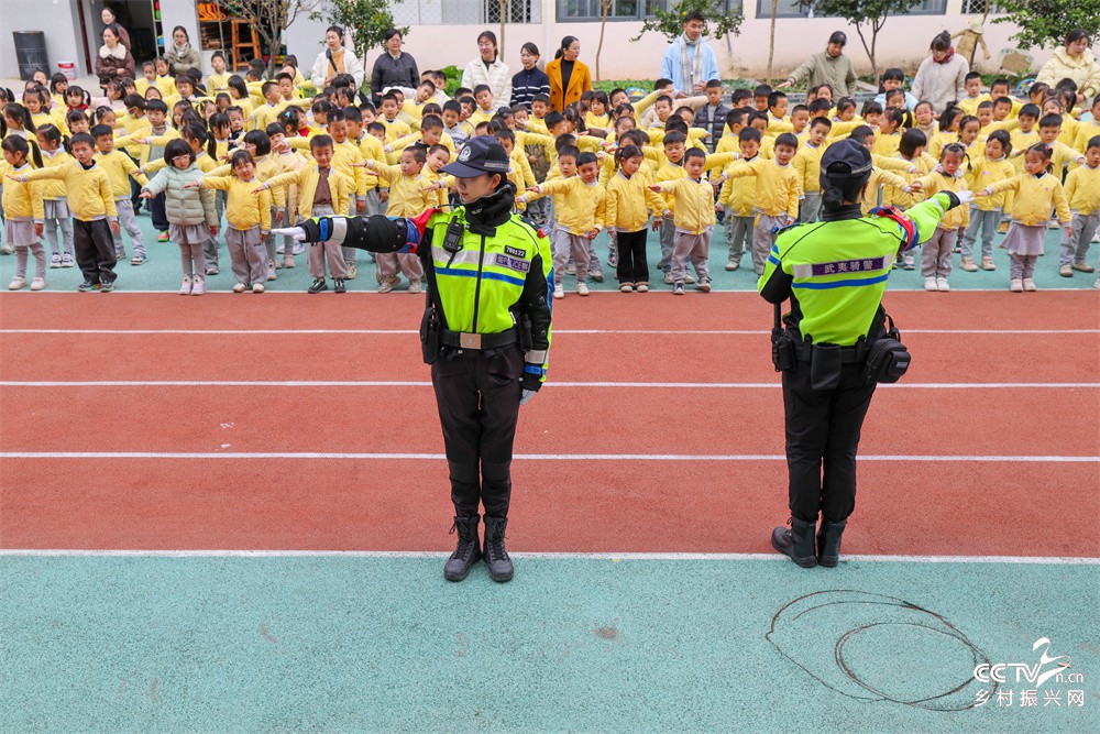 福建武夷山：趣味互动向萌娃开启“12···