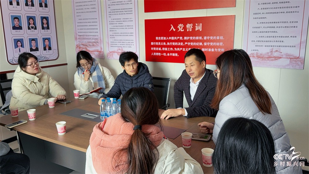 图1：念锦与实践队成员座谈 - 副本 - 副本.jpg